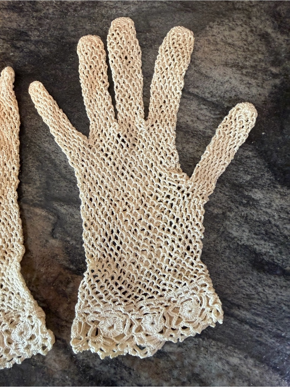 Hand-Crocheted Lace Gloves in Cream — Elegant Women's Accessory VINTAGE - Picture 5 of 8